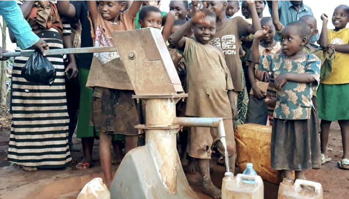IngLivingWaters's tweet photo. Nyakatete Village, Kakumiro District, Uganda has 160 households with roughly 1100 people. Clean water is now within easy walking distance of the village. https://t.co/Q5hGAfEVfw @ingomarlivingwaters @CEED #waterislife #beagamechanger https://t.co/YdopbnD9Ws