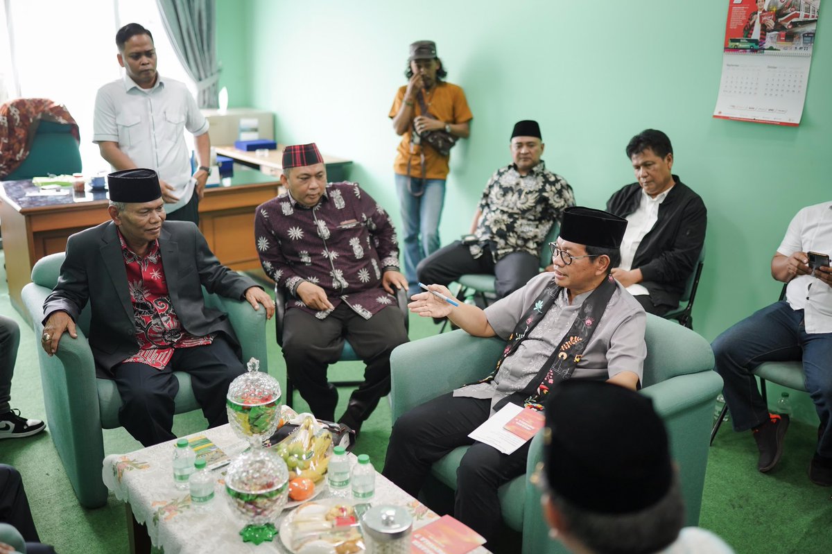 Alhamdulillah bisa bertemu dengan Ketua Dewan Masjid Indonesia (DMI), Kiyai Mamun Al Ayubi. Saya berbelanja masalah dengan perwakilan DMI dari 5 wilayah Jakarta. Aspirasi ini akan saya tampung dan inshaAllah menjadi kebijakan yang bisa bermanfaat untuk umat. 

#JakartaMenyala