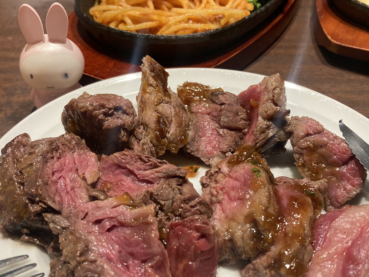 mkm_'s tweet photo. #gohan #cafn 12時、hataさん那由多さんも合流! パリ21区でステーキ4種200gずつ頼んで食べ比べ😆😆😆😆✨🍖✨🍖✨🍖✨🍖✨ #スペースパーラー https://t.co/UVvHGMhUog