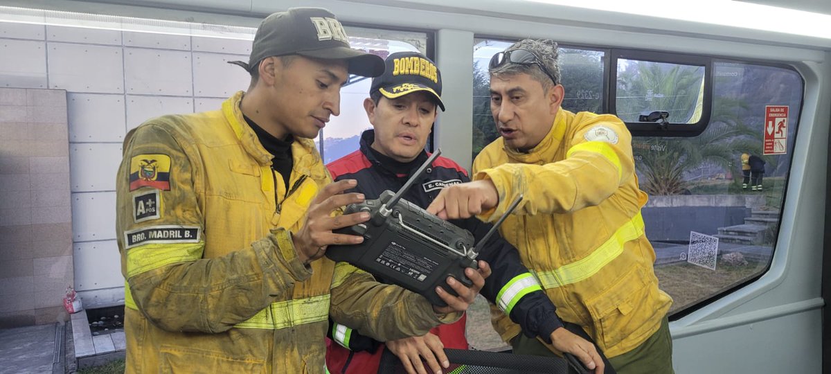 BomberosQuito's tweet photo. 🔄 #Actualización | Trabajamos toda la noche y madrugada en varios focos activos del incendio de Guápulo que se extendió hacia el parque Metropolitano y el cerro Auqui. 

🛰️ Desde las 06h00 realizamos vuelos con nuestras aeronaves no tripuladas (drones) para determinar puntos calientes. 

🚁  Posterior al reconocimiento realizado por nuestro helicóptero se ha iniciado con labores de combate aéreo. 

👩‍🚒🚒 Agradecemos el apoyo de bomberos de Santo Domingo, Riobamba, Lago Agrio, Pedro Vicente Maldonado, personal del Ministerio del Ambiente y Fonag que se han sumado a las labores. 

🫂 🏡 Nuestro primer objetivo es preservar la vida de las personas e infraestructuras cercanas. Por favor evita salir de casa si no es necesario. 

📞 Denuncia a quienes causen incendios forestales al 9-1-1. 

#NoticiaEnDesarrollo