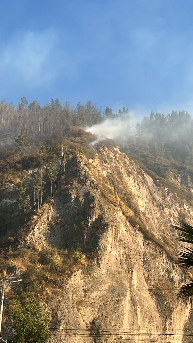 🔄 #Actualización | Trabajamos toda la noche y madrugada en varios focos activos del incendio de Guápulo que se extendió hacia el parque Metropolitano y el cerro Auqui. 

🛰️ Desde las 06h00 realizamos vuelos con nuestras aeronaves no tripuladas (drones) para determinar puntos