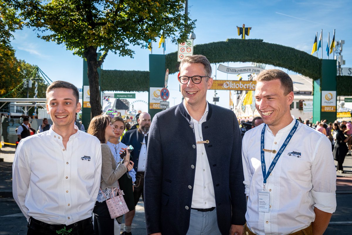 OBeckmann's tweet photo. So sehen Münchens Mobilitypioniere aus 🤝
Heute großer Auftakt fürs @MCubeMUC #WiesnShuttle - autonomes Fahren in extrem Situationen. Denn die Zukunft der Mobilität ist vernetzt, nachhaltig und autonom.

@TU_Muenchen @StadtMuenchen @MarkusBlume  #clusters4future https://t.co/xUCDeRriDY