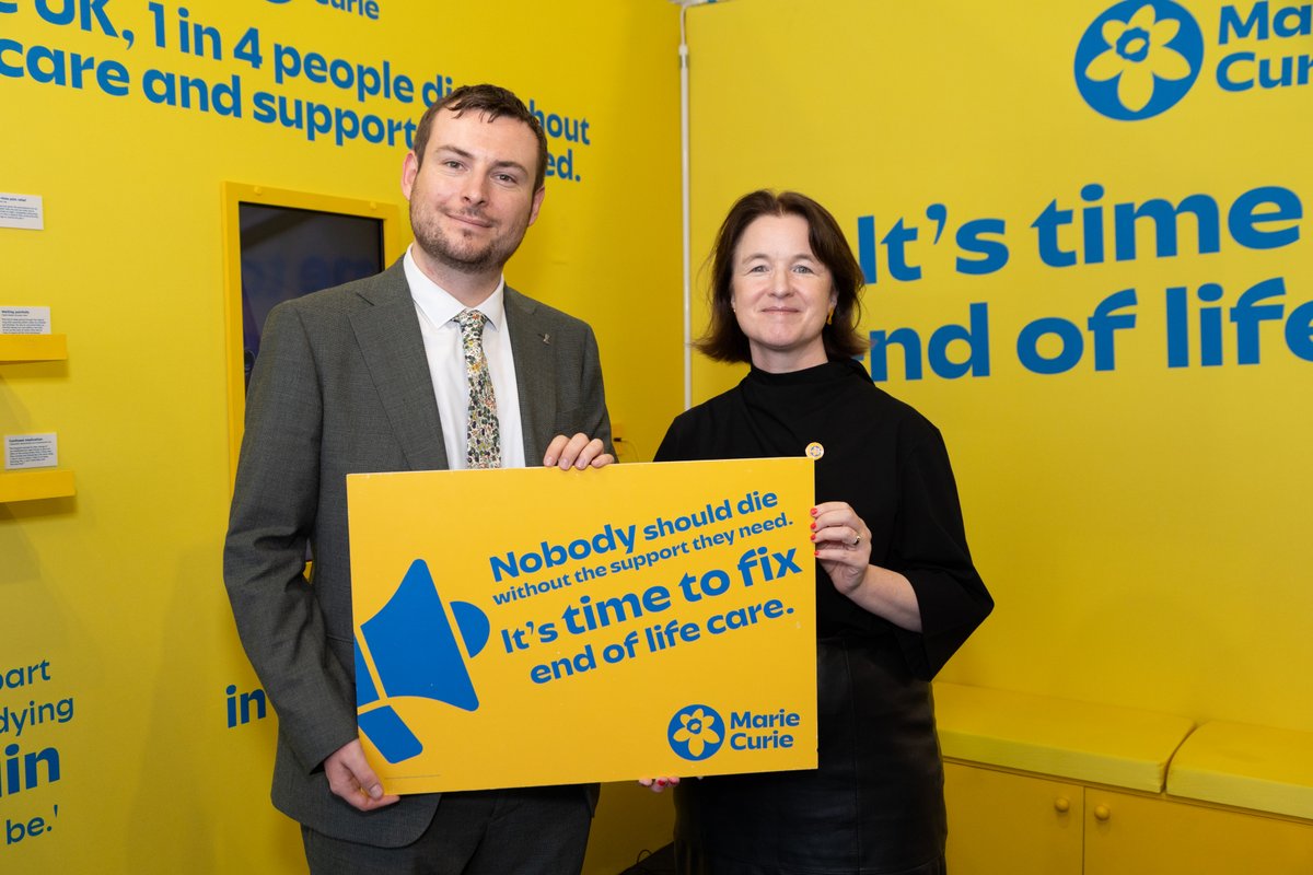 At the end of your life, you should feel comfortable, cared-for and supported. 

But right now, many people miss out 🚫

We want to change that, with help from MPs.

Thanks <a href="/PDJSwallow/">Peter Swallow MP</a> for coming to our stand at #LabourConference24 💛

📸© gus campbell photography