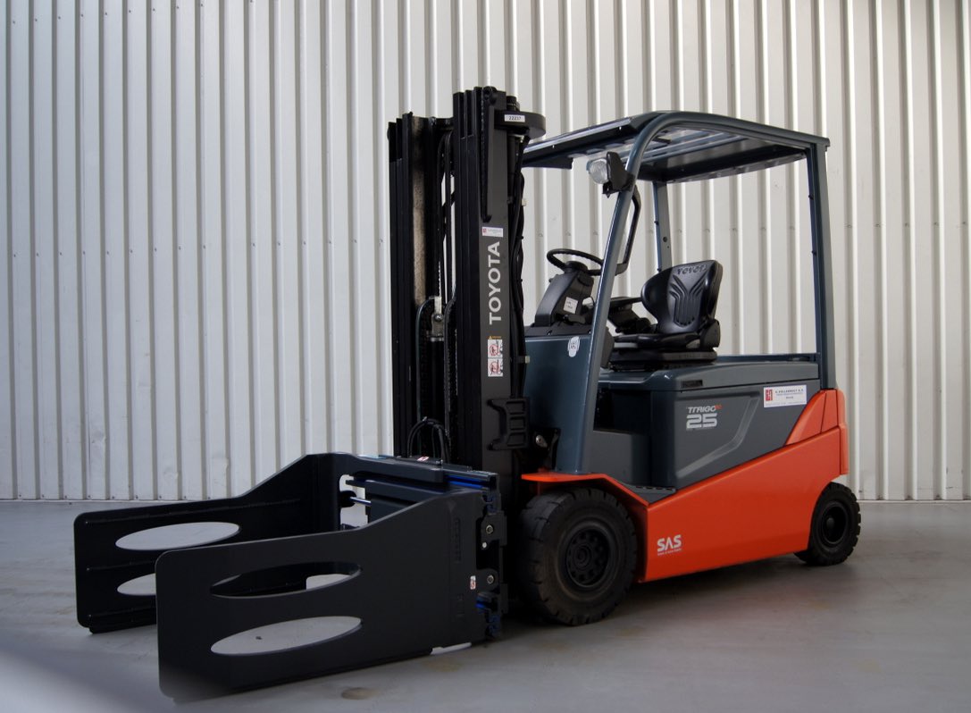 Elektrische Toyota met balenklem beschikbaar per dag, week of lange termijn:  heftruck-verhuur.nl  #bleiswijk
