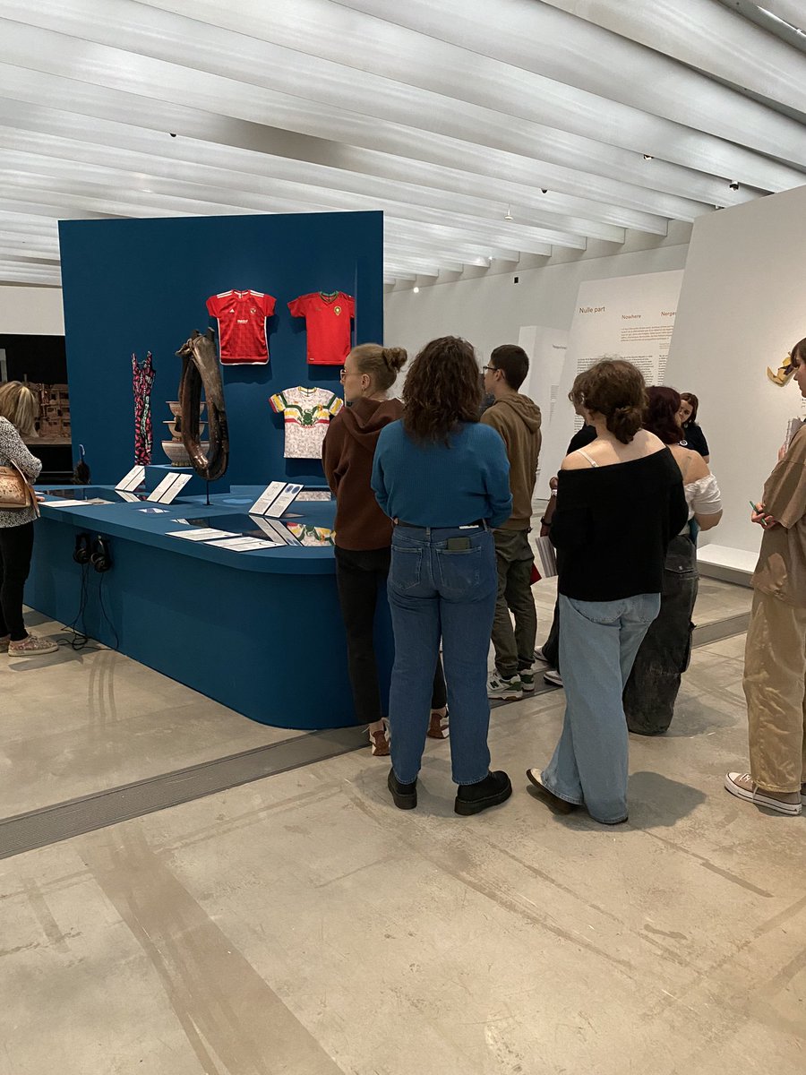 Premiers à visiter l’exposition « Exils, regards d’artistes » du <a href="/MuseeLouvreLens/">Louvre-Lens</a> les élèves de première spécialité #HDA du <a href="/LensLycee/">Lycée Condorcet Lens</a>  <a href="/AcLille/">Académie de Lille</a> quel honneur ! Merci à Charlotte et Clara de <a href="/EcoleduLouvre/">Ecole du Louvre</a> pour leur présence et pour la qualité de leur intervention !