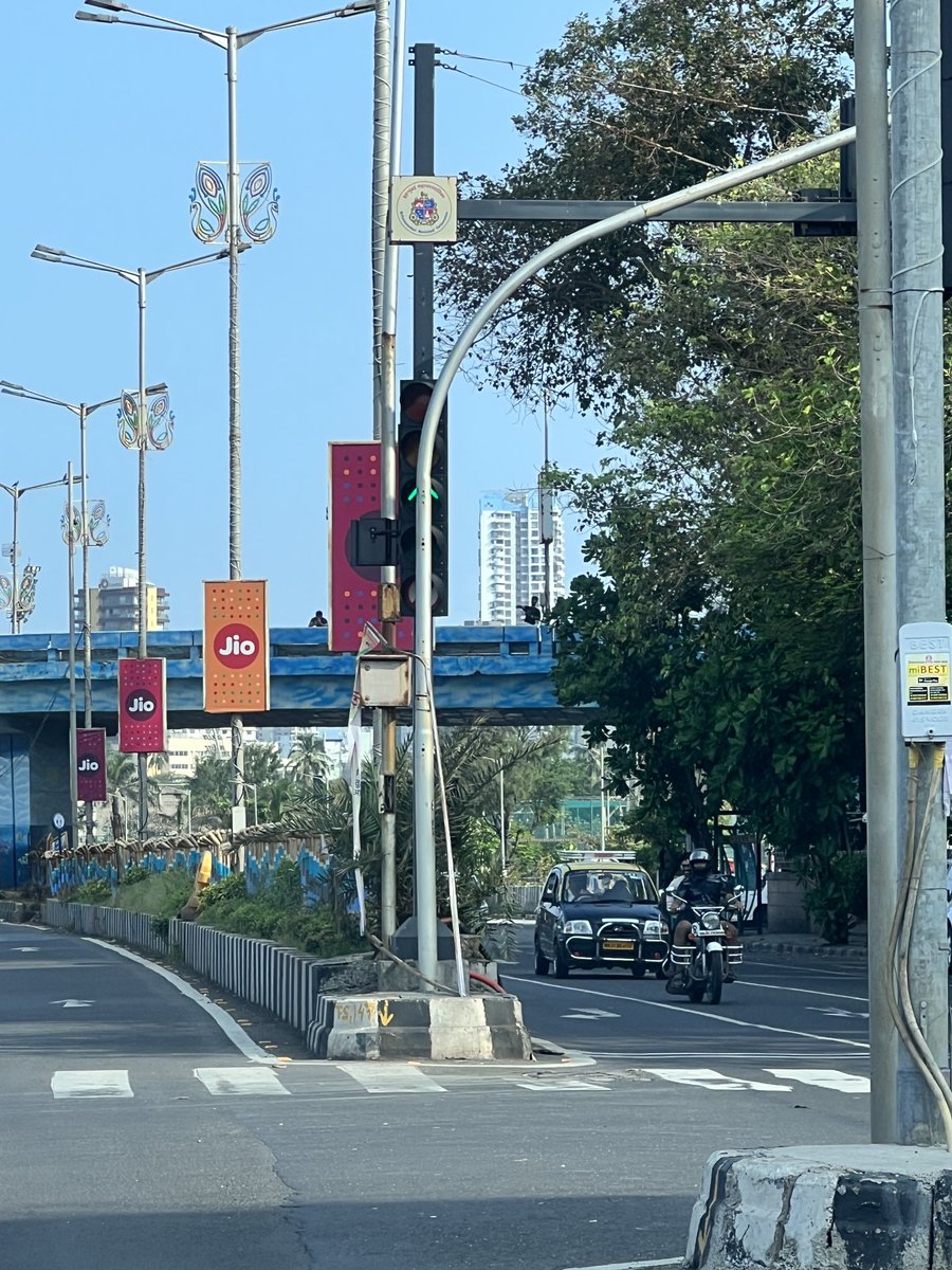 NPCCA's tweet image. At BD Somani chowk #MarineDrive an old signal pole needs to be removed. It hides the new signal completely. Motorist’s make the U-Turn on guess work! @MTPHereToHelp @CPMumbaiPolice @mybmc #trafficsafety