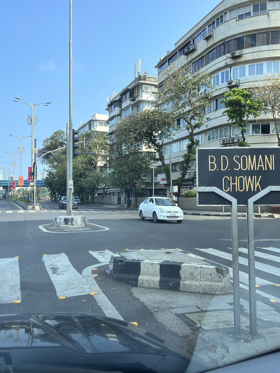 NPCCA's tweet image. At BD Somani chowk #MarineDrive an old signal pole needs to be removed. It hides the new signal completely. Motorist’s make the U-Turn on guess work! @MTPHereToHelp @CPMumbaiPolice @mybmc #trafficsafety