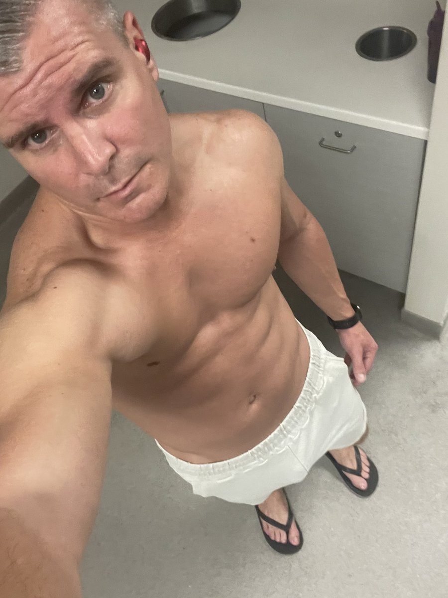 derek_jordanx's tweet photo. Happy hump day https://t.co/VAxf1W1uHd