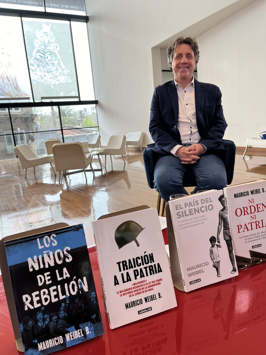 Aquí con don <a href="/mauricio_weibel/">Mauricio Weibel Barahona</a> en una muy interesante conversación para mi Entrevistas a Libro Abierto, sobre el periodismo investigativo en Chile. Hablamos del trabajo detrás cada uno de sus libros, DDHH, corrupción en las FFAA, el espionaje q vivió x el Ejército y más. ¡Pronto!