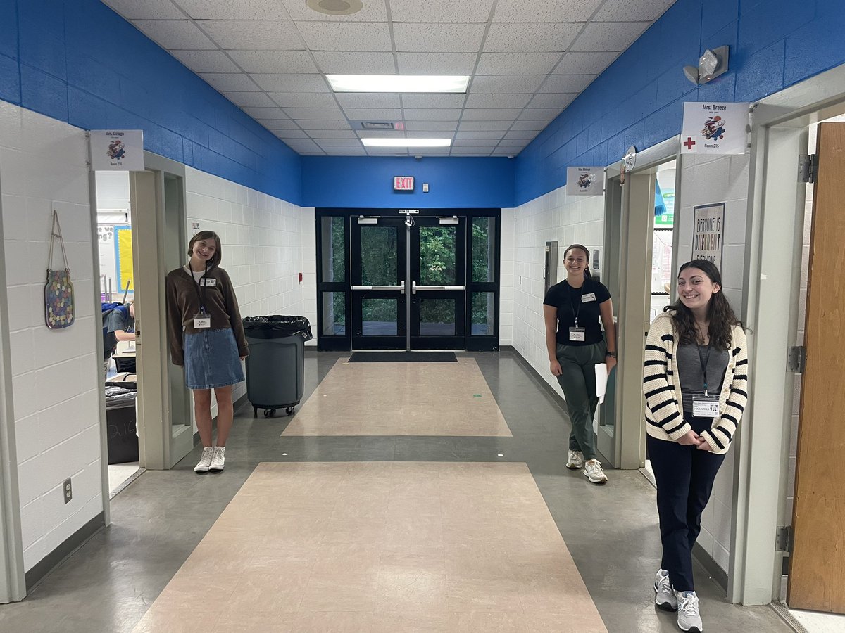 d_shivak's tweet photo. @NHVoyagers 5th Grade loves @Elon_Ed! We are so excited to have THREE student teachers with us! #VoyagersDefyGravity #ElonEd #EveryKidEveryDay #NHVoyagers https://t.co/BDsjmcJt6v