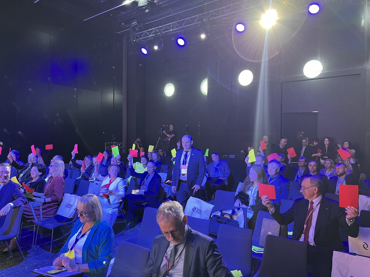 Konrad_Swirski's tweet image. Zapytałem publiczność: Czy dotychczasowa transformacja energetyczna Polski była sukcesem? Wyniki głosowania: większość kart czerwona (NIE). To wyraźny sygnał, że przed nami jeszcze wiele wyzwań. #DISEEnergy #Energetyka #Transformacja