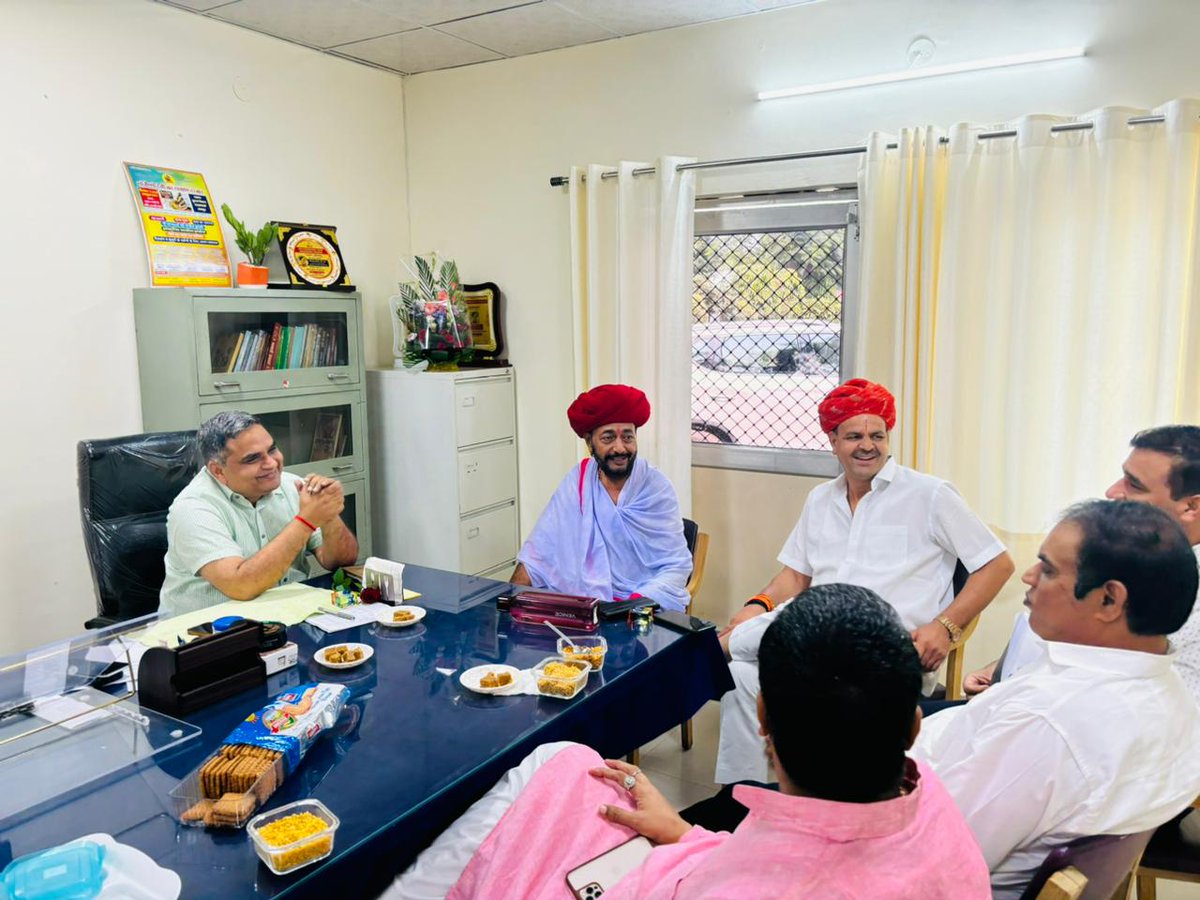 DakMla's tweet photo. आज जयपुर स्थित कार्यालय में माननीय विधायकगण, कार्यकर्ता साथियों एवं सम्मानित जनता से आत्मीय मुलाकात का सौभाग्य प्राप्त हुआ। 

इस अवसर पर सभी की समस्याओं को गंभीरतापूर्वक सुना गया तथा उनके शीघ्र समाधान हेतु संबंधित अधिकारियों को आवश्यक दिशा-निर्देश प्रदान किए। https://t.co/bZHeMZe9dy