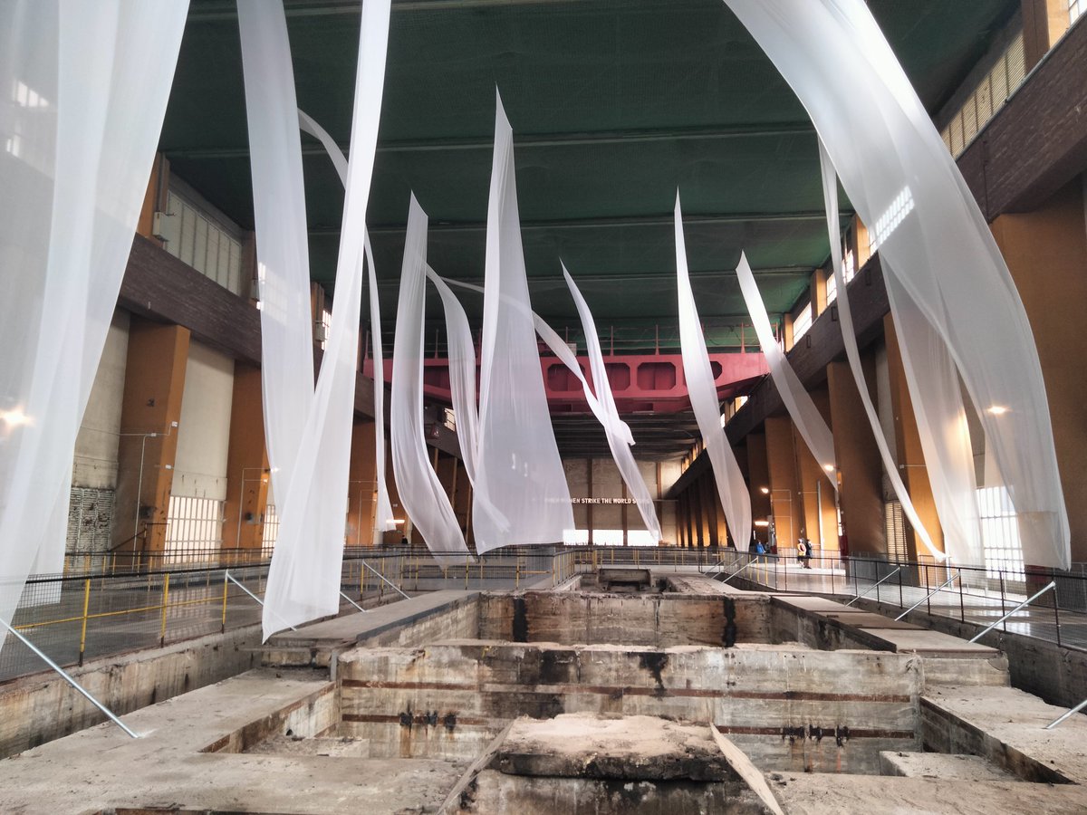 MontseFerrerFig's tweet photo. En l'anomenada "fàbrica de la llum", considerada 'Bé Cultural' per la @UNESCO, hi ha obres d'autors nacionals i internacionals reconeguts. 
Peces  distribuïdes en les tres plantes del gegant de formigó, on els artistes reflexionen el tema 'Imaginant futurs'. 
Fins el 24/11 https://t.co/idQdsyZZdj