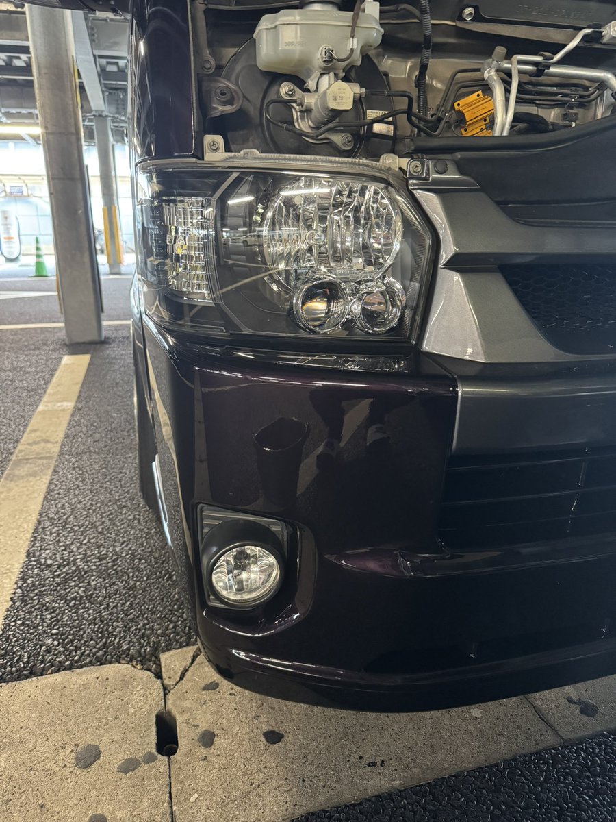 Kscrjft's tweet photo. 本日は
ハイエース🚐ヘッドライト、フォグ🔦のスモークプロテクション
GPZ900Rのヘッドライトスモークを施工させて頂きました！

プレカットだとウィンカー部分の突起がくり抜かれている為下のレンズが丸見えに。。
なので一枚貼りで隙間なくプロテクション‼️

ハイエースもドシドシご依頼ください‼️ https://t.co/X3xFKgCCU8