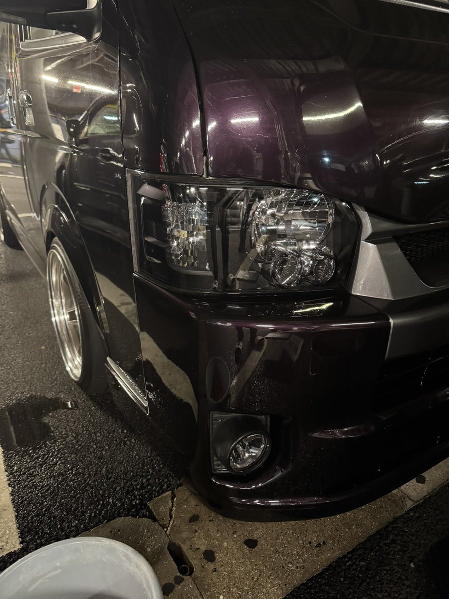 Kscrjft's tweet photo. 本日は
ハイエース🚐ヘッドライト、フォグ🔦のスモークプロテクション
GPZ900Rのヘッドライトスモークを施工させて頂きました！

プレカットだとウィンカー部分の突起がくり抜かれている為下のレンズが丸見えに。。
なので一枚貼りで隙間なくプロテクション‼️

ハイエースもドシドシご依頼ください‼️ https://t.co/X3xFKgCCU8