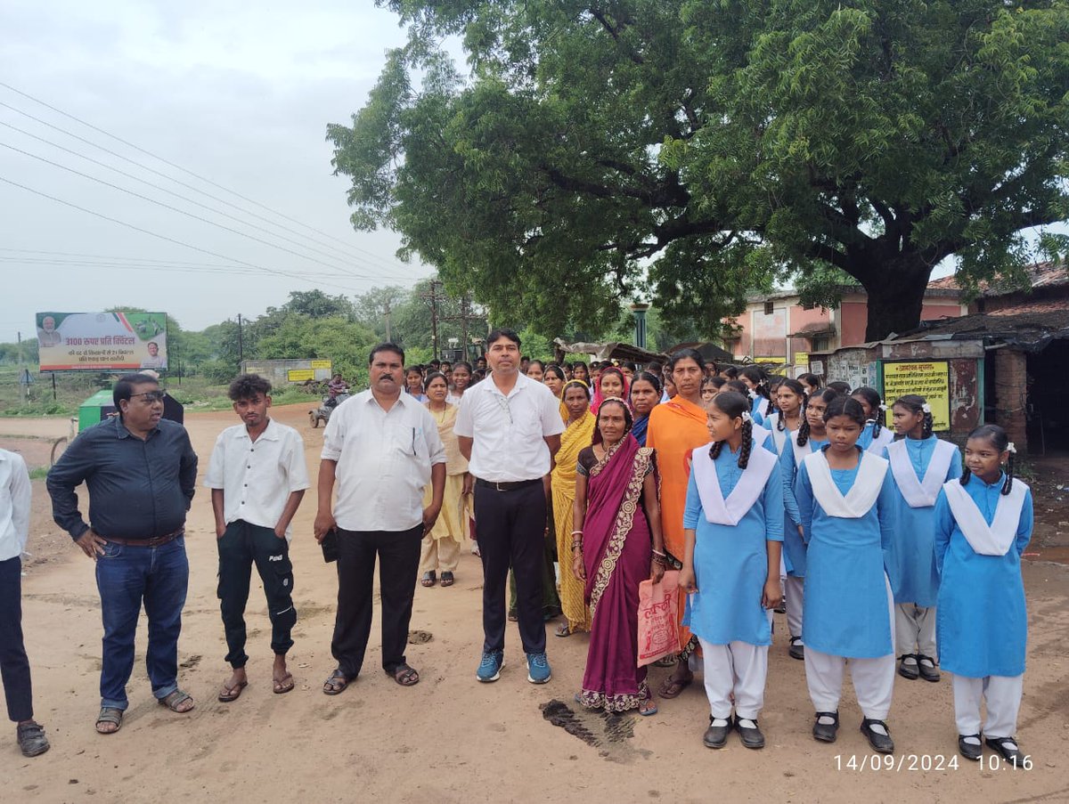 MarkandeBasant's tweet photo. Campaign by Dist. Administration Rajnandgaon and UNICEF under the theme of SHS 2024, SSSS (GP Bakal) #SHS2024 #SwachhtaHiSeva2024 
#SwabhaavSwachhata
#SanskaarSwachhata @MoHUA_India @SwachhBharatGov @UNICEFIndia @SBMChhattisgarh @swachhbharat
@WVIndia https://t.co/XUbjxz9E2A