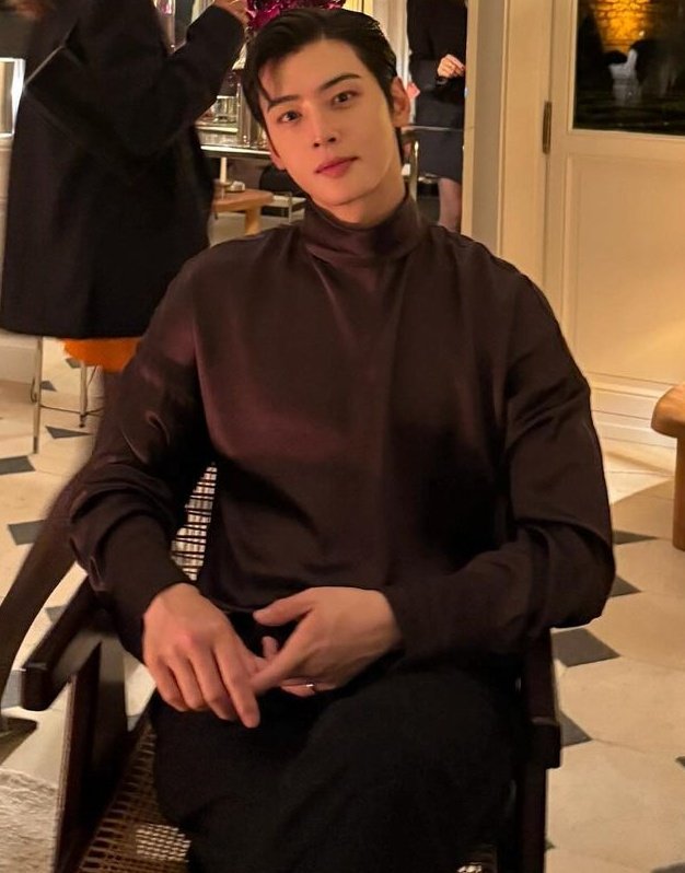 The way cha eunwoo is slaying this look HOTTEST MAN EVER 😭