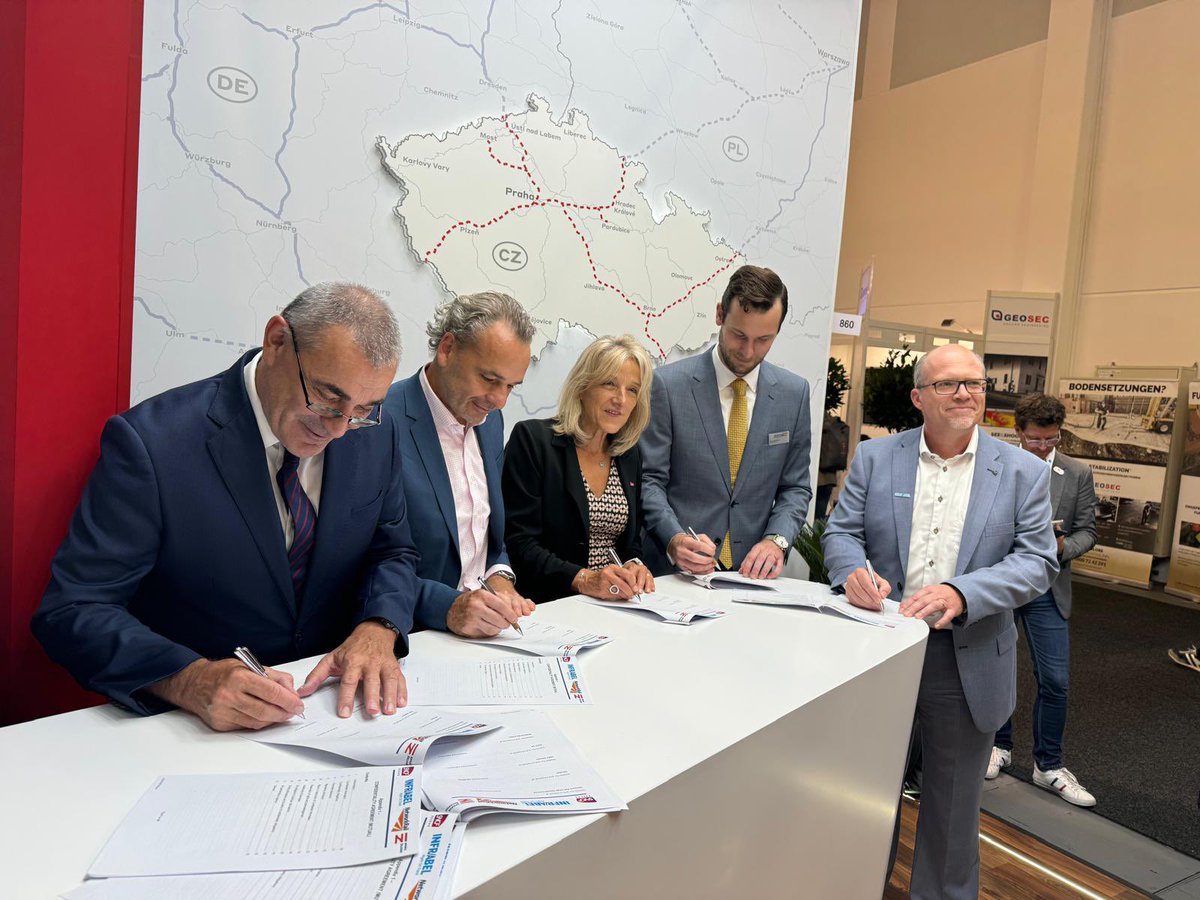 Spravazeleznic's tweet image. 🤩 Na InnoTransu nemůžeme chybět!

Na našem historicky prvním stánku na tomto veletrhu se věnujeme hlavně rozvoji #VRT a zavádění #ETCS. Už během prvního dne jsme se zástupci @CPK_PL a @RailBaltica dohodli na spolupráci při propagaci osy Rail Baltica – Praha / Vídeň – jižní…