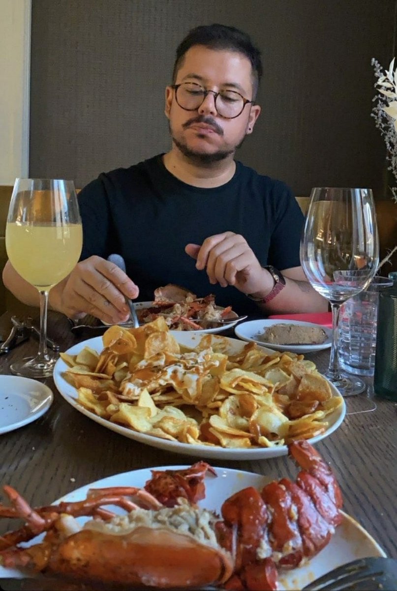 Este piojento de mierda saltó de la José María Caro donde comía sushi de 3×500 pesos, a vivir en Madrid y ganando 17 mil dólares al mes,caras de raja sinvergüenzas rcdsm.