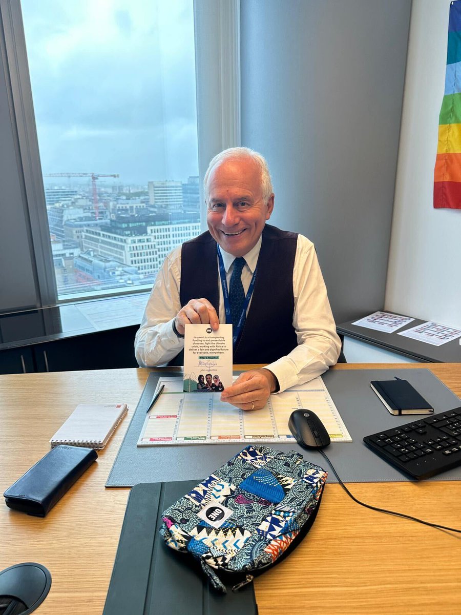 ONEinEU's tweet photo. 🚨 🥳During our Youth Ambassadors' visit to the European Parliament, they met @MarcoTarquinio 
who signed our pledge to push for action on global health, climate change, and a fair world for everyone, everywhere🌍

#ONEsignature Who will be next?
https://t.co/Xq4hdwRl9F https://t.co/3w56TnLKrn