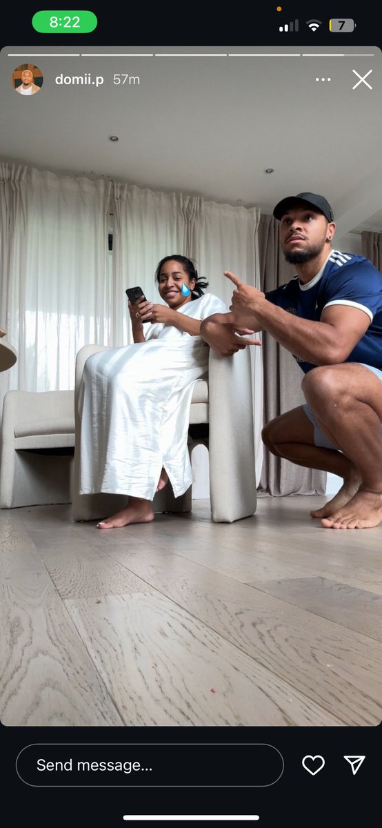 EAurephar's tweet photo. La story de Dominique😭😭😭 deux salles, deux ambiances! Ça se voit il a voulu la consoler en tournant ça en blague. Mari attentionné lolll je vous souhaite à toutes https://t.co/v5Lb6CWtMz