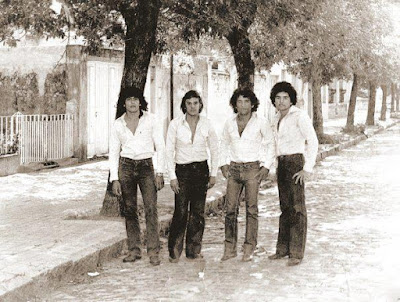 sedecumbiera's tweet photo. HILO - LOS DEL MARANAHO 
Año 1977 , plena dictadura militar . No esta permitido la reunion de más de 5 personas en una esquina, sin embargo,en el barrio Barranquitas de Santa Fe había muchos jóvenes  en las calles sin asfalto debajo de los árboles con guitarra ,bongó, y acordeón+ https://t.co/1KwaPxfuH8