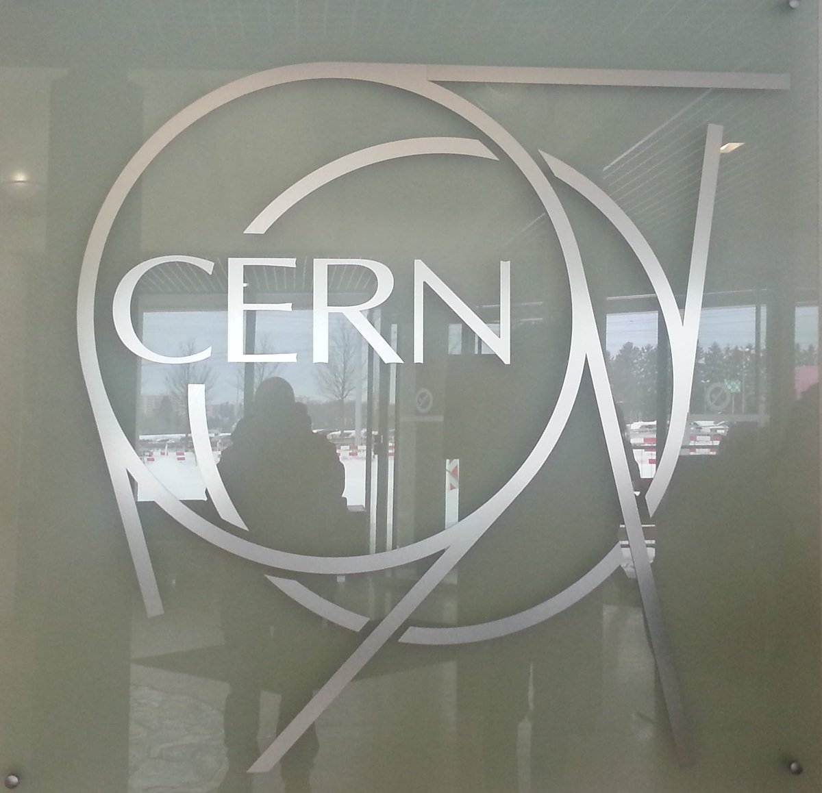 Dr_RWP's tweet image. In its seventy year history several big breakthroughs in #particlephysics have been made at @CERN, the Eurpoean Laboratory for Particle Physics near #Geneva. These have included the discovery of the W and Z electroweak force carriers in 1983 and the Higgs boson in 2012.…