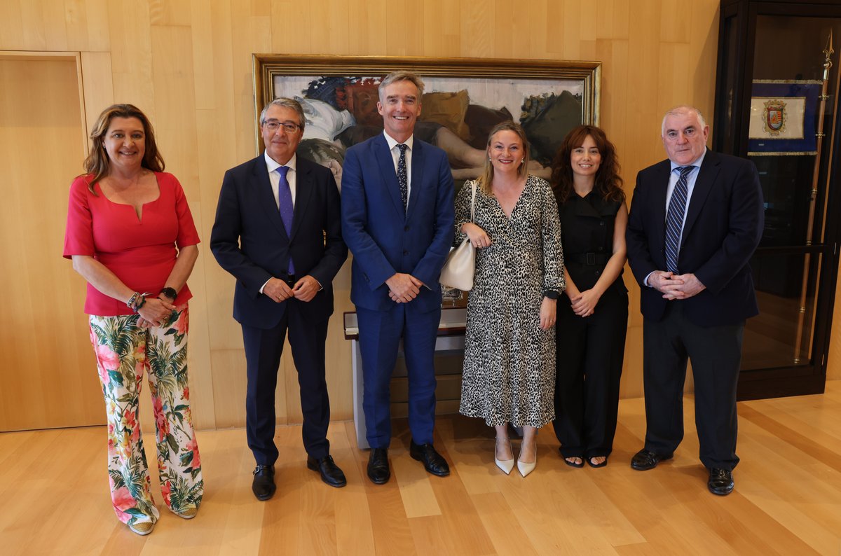 diputacionMLG's tweet image. ➡ @Francissalado recibe al nuevo #embajador #británico y destaca que la población residente en la provincia asciende a 70.000 personas.

🤝El presidente de @diputacionMLG y @AlexWEllis abordan los principales asuntos que afectan a ambas comunidades.

🔗lc.cx/9SX5gU