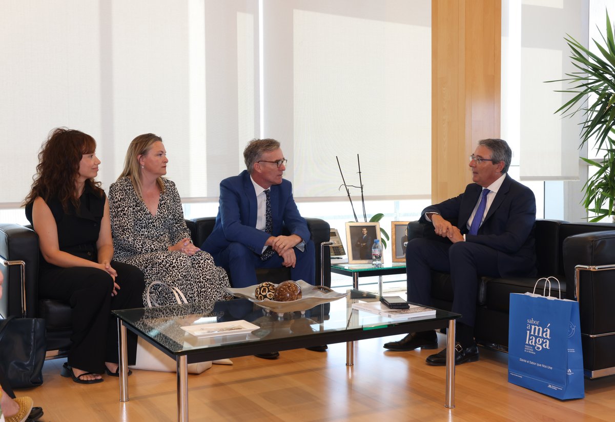 diputacionMLG's tweet image. ➡ @Francissalado recibe al nuevo #embajador #británico y destaca que la población residente en la provincia asciende a 70.000 personas.

🤝El presidente de @diputacionMLG y @AlexWEllis abordan los principales asuntos que afectan a ambas comunidades.

🔗lc.cx/9SX5gU