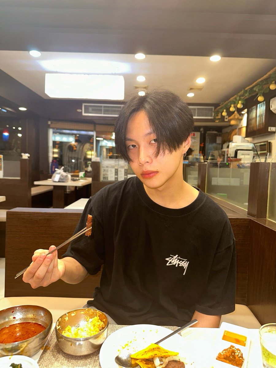 Jungyippy's tweet image. ดิบสดจนเห็นว่ากินปากเลอะ5554444 #JUNGT