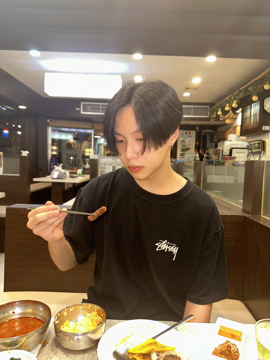 Jungyippy's tweet image. ดิบสดจนเห็นว่ากินปากเลอะ5554444 #JUNGT