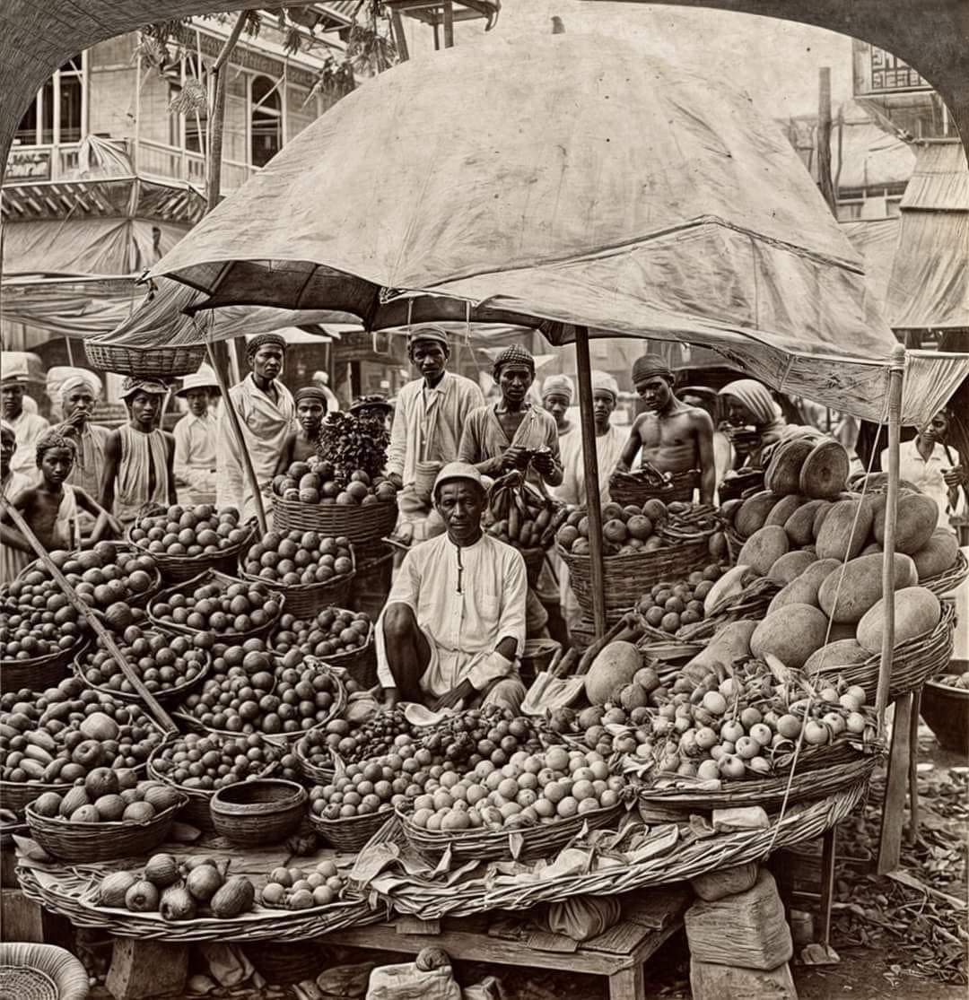 Rashid515194's tweet photo. Mera Bharat mahan
सन 1905 दिल्ली चांदनी चौक पर सब्जी की दुकान कुछ ऐसे हुआ करती थी सब्जी की दुकान पर लोग फोटो खिंचवाते हुए https://t.co/Hi2D3GKhNL