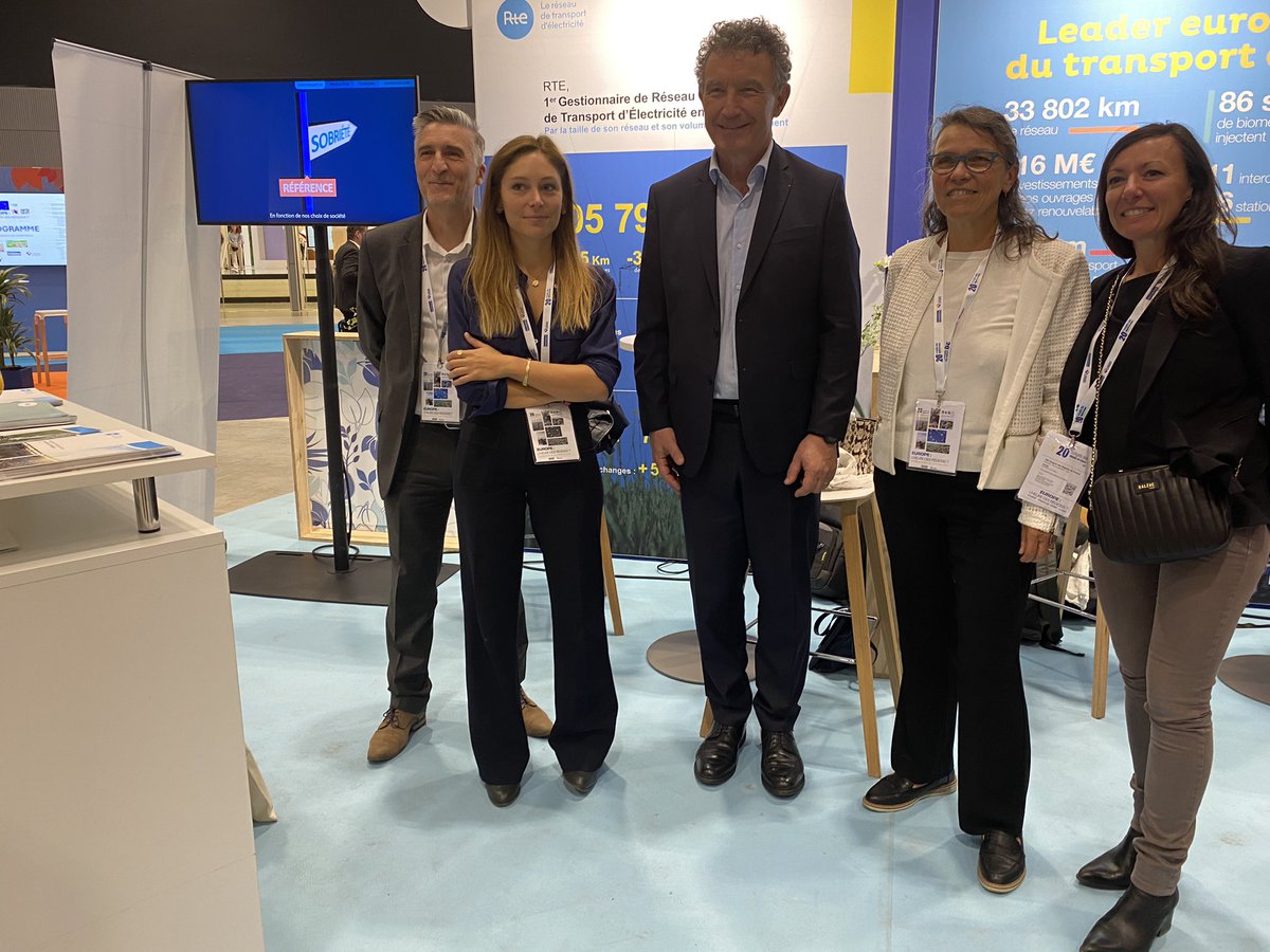 RTE_Est's tweet photo. #EnDirect du 2️⃣0️⃣ème congrés des @Regionsdefrance à #Strasbourg 📍! L’occasion de rencontrer les élus des territoires et de partager sur des enjeux tels que le développement des réseaux électriques ✅ avec @Franck_LEROY_ Président de la @regiongrandest 🤝 #CongresRegions2024 #GrandEst