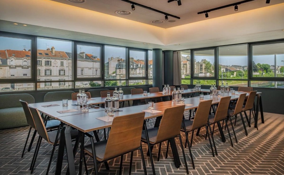 Découvrez le nouveau #Radisson Hotel #Reims, face à la Reims Arena.  Profitez d’un #rooftop avec vue sur la cathédrale et la ville, et de 3  salles de réunion jusqu’à 80 personnes. bit.ly/4dkdiQo
