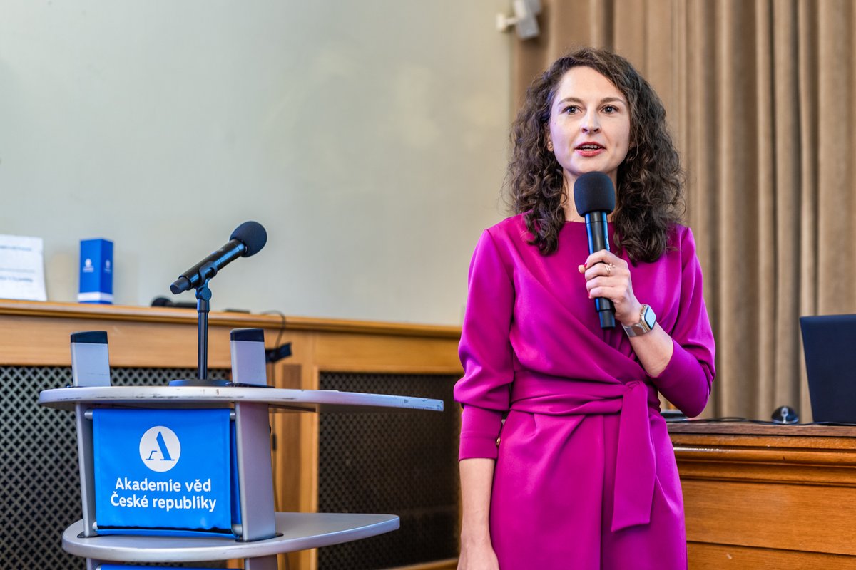 Akademie_ved_CR's tweet photo. 🗣️A co dnes na konferenci zaznívá? 

👉O zodpovědnosti korespondujícího autora vědeckého článku mluvil Petr Svoboda z Ústavu molekulární genetiky AV ČR, o komunikaci vědy jako mostu mezi světem vědy a veřejností přednášela vědecká novinářka @PavlaHub a o obraně proti vědeckým předsudkům a nepoctivostem si připravil příspěvek @JaroslavDolezel z @UEBavcr.