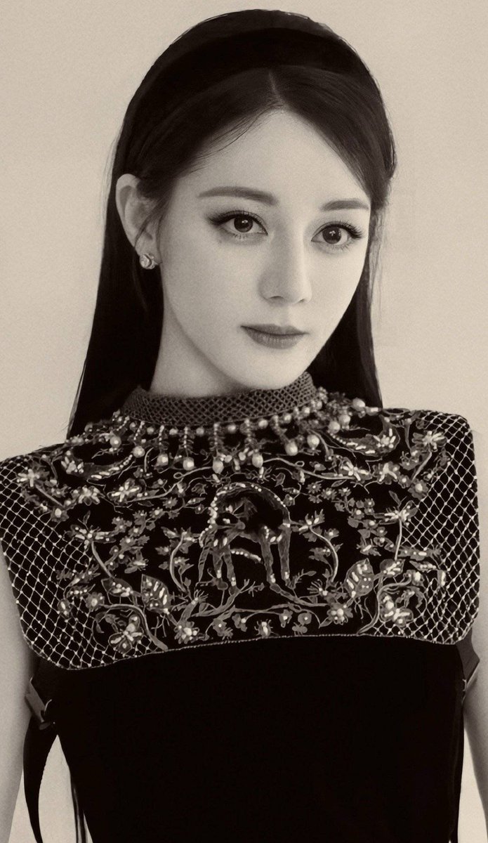 DIOR PFW WITH DILRABA 
#DilrabaForDiorSS25 ​​​

I think you are a sunflower facing the sun, a bitter wind and a free heart  Dilraba.

#Dilraba