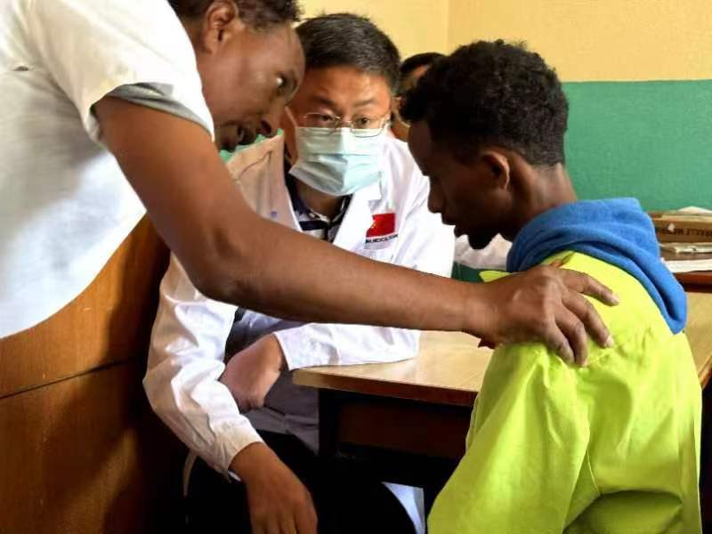 On Sep 24, China medical team volunteered medical consultation at the Abraha Bahta Blind School. H.E.  Luul Gebreab, the Minister of Labor and Social Welfare, together with H.E. Ambassador Li Xiang attended this activity. Highly appreciates Eritrea’s caring for vulnerable groups.