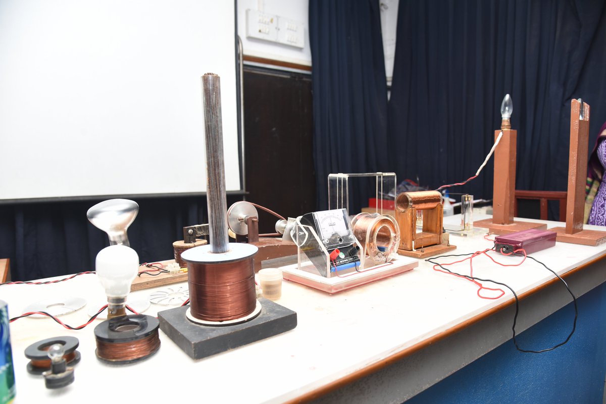 BITMKolkata's tweet image. Interactive #ScienceDemonstrationLecture on &apos;Electromagnetic Induction&apos; for students of Modern High School for Girls at @BITMKolkata, a Unit of @ncsmgoi, @MinOfCultureGoI - on September 25, 2024.

#BetiBachaoBetiPadhao