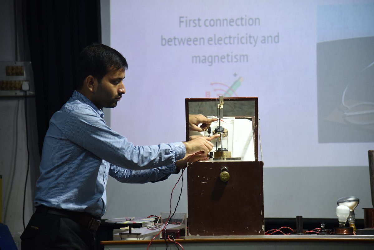 BITMKolkata's tweet image. Interactive #ScienceDemonstrationLecture on &apos;Electromagnetic Induction&apos; for students of Modern High School for Girls at @BITMKolkata, a Unit of @ncsmgoi, @MinOfCultureGoI - on September 25, 2024.

#BetiBachaoBetiPadhao