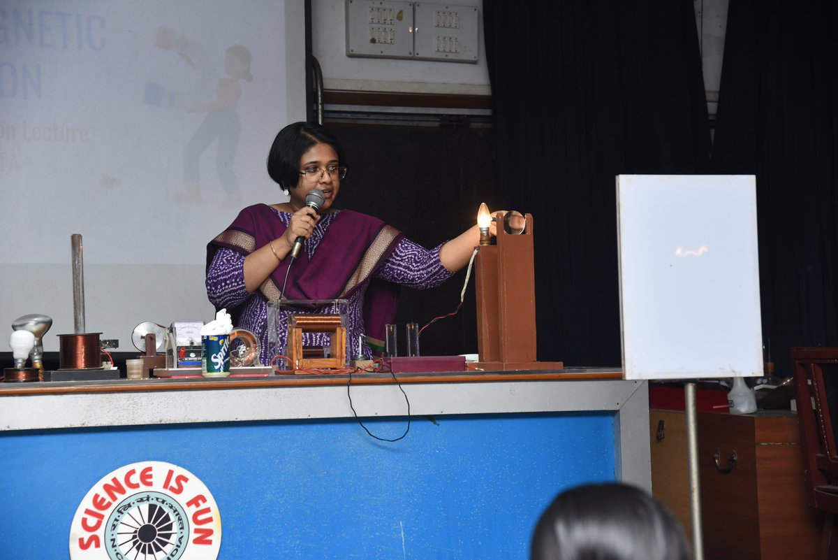 BITMKolkata's tweet image. Interactive #ScienceDemonstrationLecture on &apos;Electromagnetic Induction&apos; for students of Modern High School for Girls at @BITMKolkata, a Unit of @ncsmgoi, @MinOfCultureGoI - on September 25, 2024.

#BetiBachaoBetiPadhao