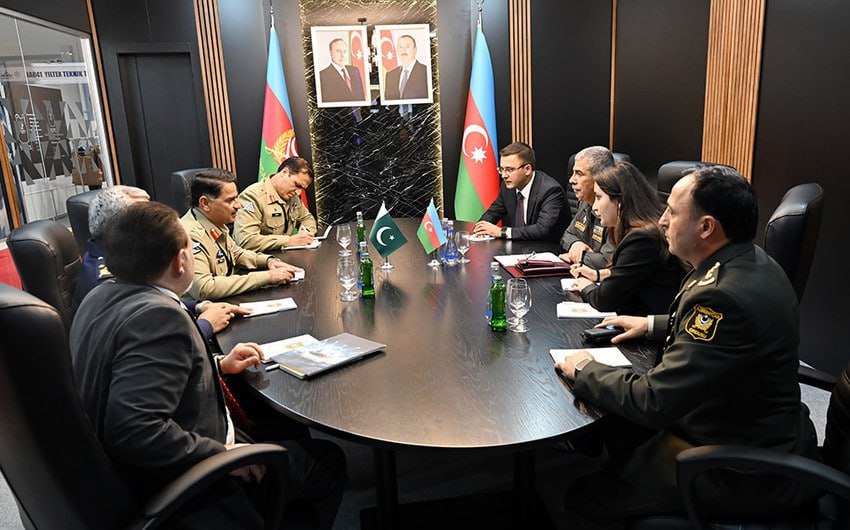 Xalqqazeti's tweet photo. 🇦🇿🇵🇰 Azərbaycan ilə Pakistan arasında hərbi əməkdaşlığın inkişaf perspektivləri müzakirə edilib
#Azerbaijan #Pakistan #defece https://t.co/PLd27Z5K2i
