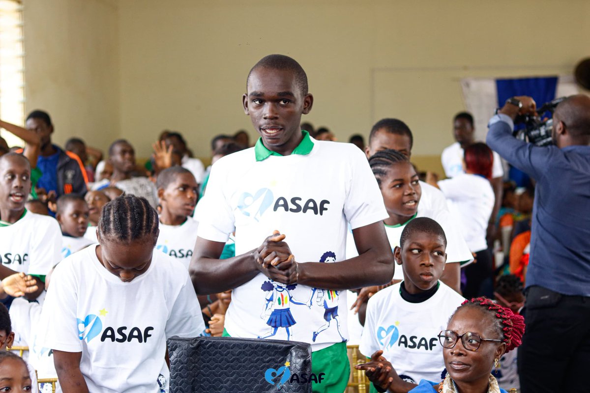 TheCameroonianZ's tweet photo. La fondation #ASAF Cameroun, sous l’égide de M. Eran Moas, a offert 25 millions de FCFA de bourses scolaires à l’association PROMHANDICAM.

*ASAF = Avi Sivan Abraham Foundation https://t.co/lXCeHVKdqH