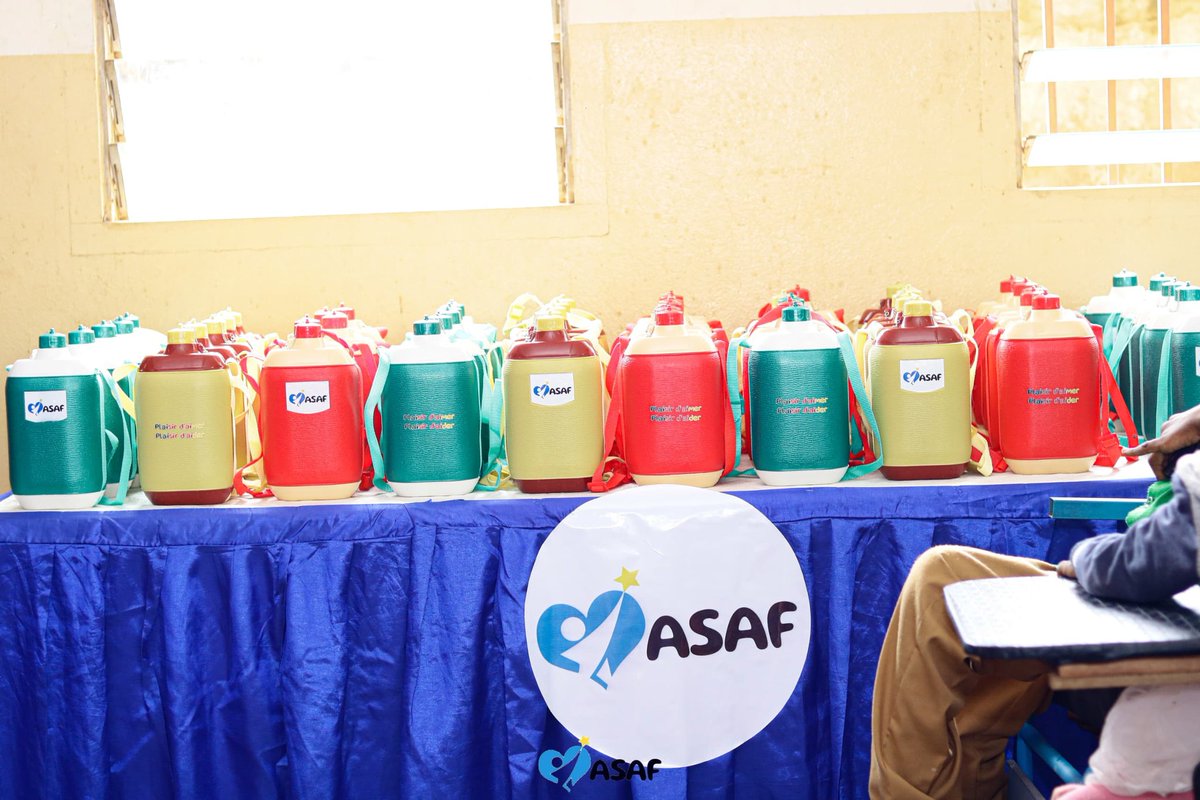TheCameroonianZ's tweet photo. La fondation #ASAF Cameroun, sous l’égide de M. Eran Moas, a offert 25 millions de FCFA de bourses scolaires à l’association PROMHANDICAM.

*ASAF = Avi Sivan Abraham Foundation https://t.co/lXCeHVKdqH