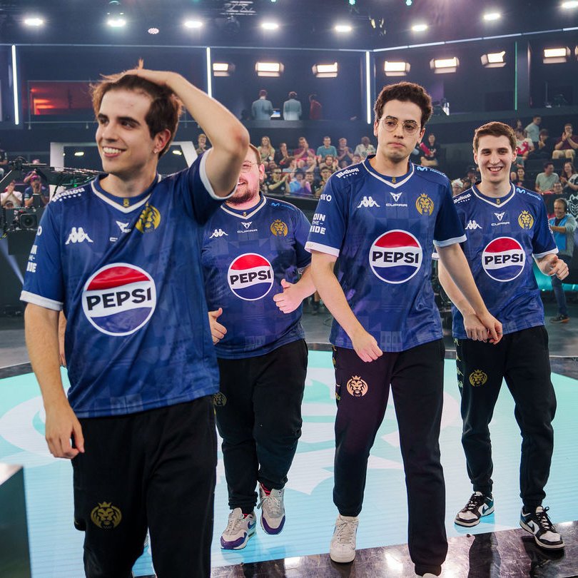 MetaGamingpy's tweet photo. ¡COMENZARON LOS WORLDS! ¿A cual team apoyas hoy? 🧐⭐️
🔃 #MDKWIN
🤍 #VKEWIN
#Worlds2024 #GoMeta〽️ https://t.co/wxh2QcqKJK