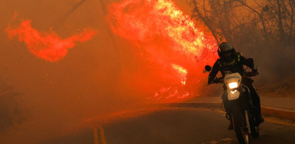 Impresionante foto de <a href="/karentoroa/">Karen Toro</a>.

Impresionante también la resiliencia de los quiteños y quiteñas que crisis tras crisis tras crisis repiten una reacción unánime: Organizarse y apoyar.

Abajo una recopilación de referencias canalizando apoyos 👇

#QuitoEnLlamas #QuitoArde 😢