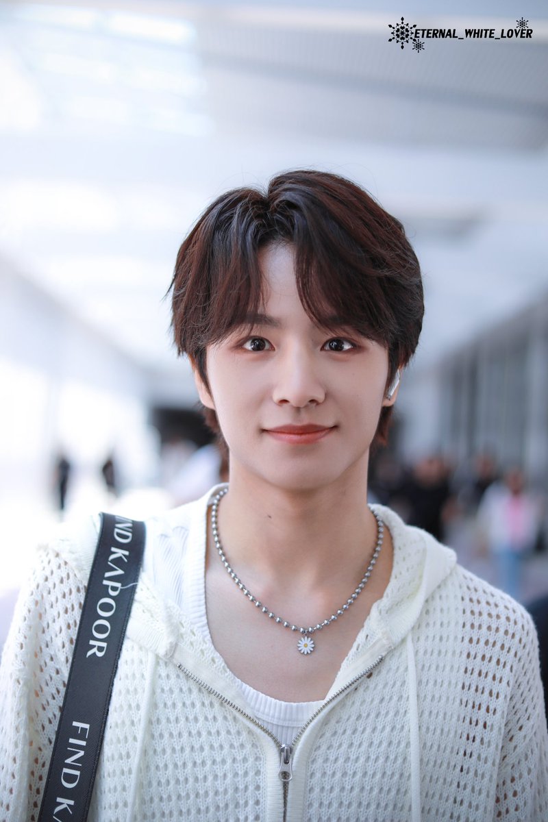 LEV_WHITELOVER's tweet photo. 20240727🛬
🙂😲😁🤭
#LEV #레비 #レビ
#AintGotYou
#A_I_BAE #LEV_A_I_BAE
#ExchangeID
#왕즈하오 #WANGZIHAO #王子浩 https://t.co/hIcSL3HqSQ