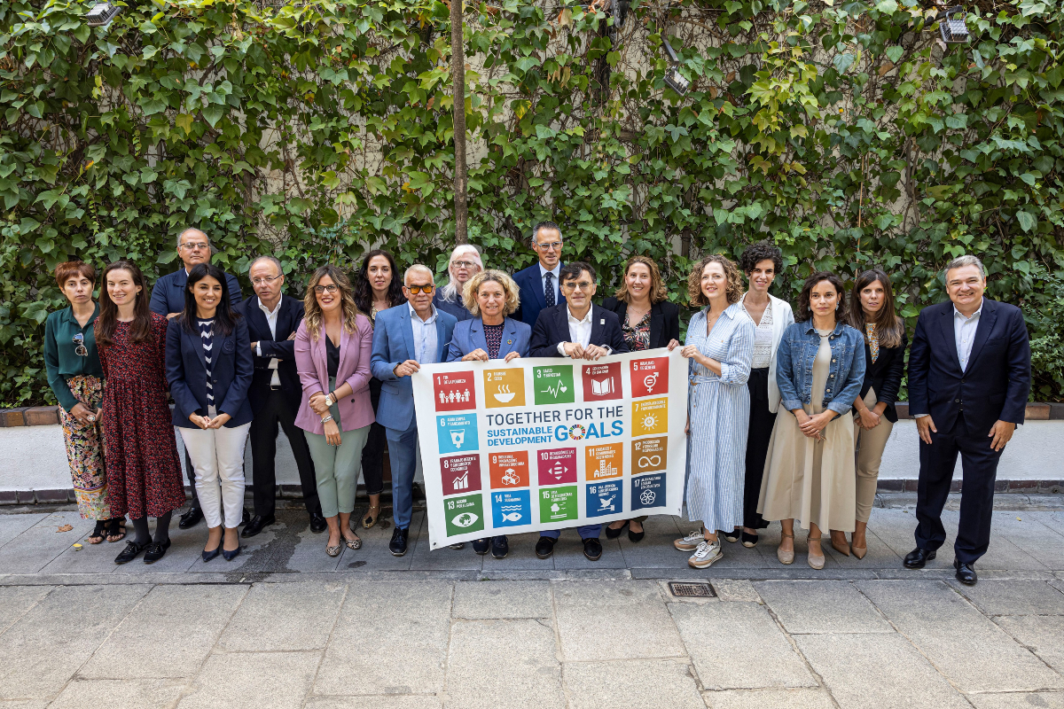 Reforzamos nuestro compromiso con los #ODS por un futuro más inclusivo y sostenible, celebrando el 9º aniversario de la Agenda 2030 con <a href="/PactoMundial/">Pacto Mundial de la ONU España</a> con los #ODSporBandera 🏳 #TogetherForTheSDGs 👉 gruposocialonce.com/ods

Somos <a href="/ONCE_oficial/">ONCE</a>, <a href="/Fundacion_ONCE/">Fundación ONCE</a> e <a href="/ILUNION/">ILUNION</a>