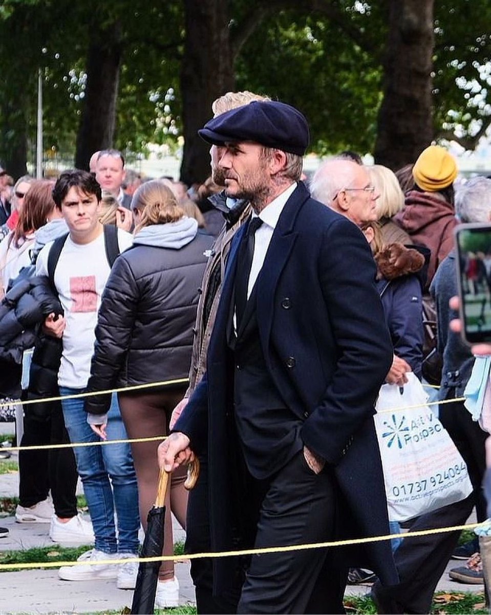 lucymarionbrown's tweet image. English culture is when David Beckham stood in #TheQueue for 12 hours to pay his respects to our late Queen, dressed as a Peaky Blinder, and bought a tray of doughnuts for all the Mums 🏴󠁧󠁢󠁥󠁮󠁧󠁿