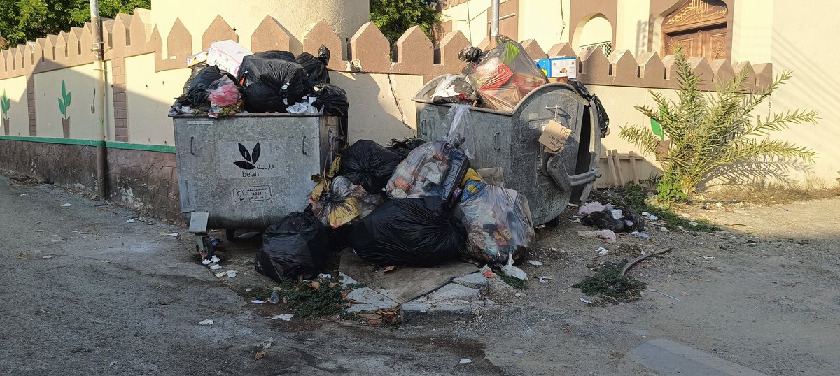 لقد كثر شاكوك وقل حامدوك يا شركة بيئة 
<a href="/Omanbeah/">بيئــة | be’ah</a> 
هذا عيب بحق الشركة كلما فاضت براميل النفايات عملنا بلاغ .