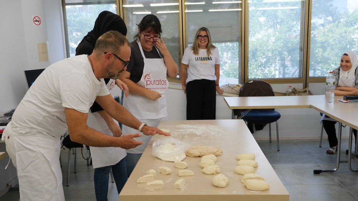TrsOcupacio's tweet photo. Aprenem un ofici amb sortida laboral amb la formació a mida de La Tahona de l'Oscar, dins el projecte #Treball als Barris.

Les persones participants es formen en l'elaboració de pa i productes de forn, combinant tècniques tradicionals i innovació. 🥐 https://t.co/bvvGXWuoAL